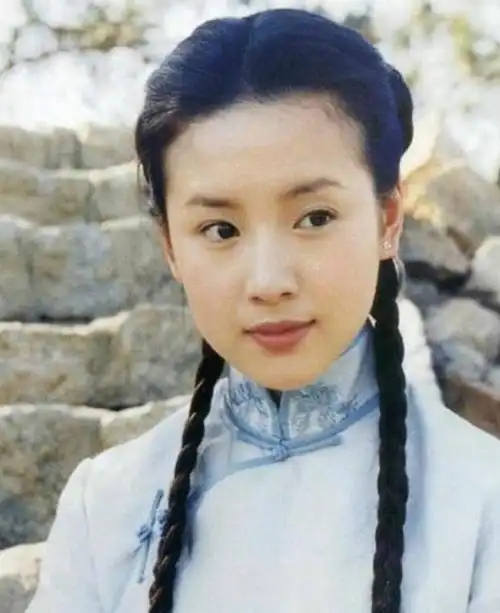 以谋女郎的身份,出演了电影《幸福时光》而出道.