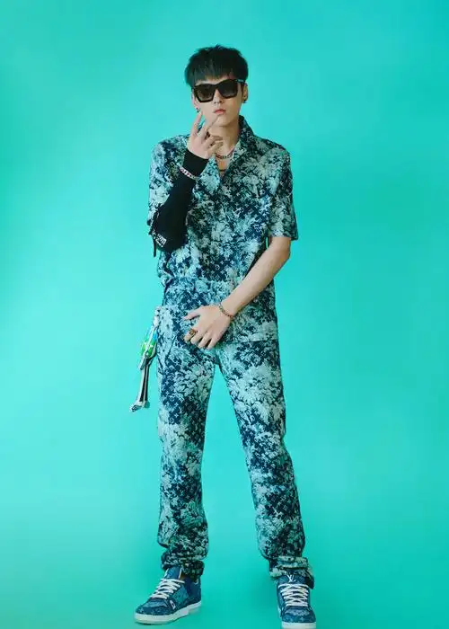 吴亦凡油画牛仔套装帅气写真图片