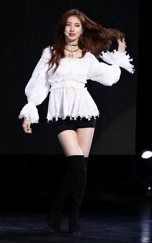 爷青回!秀智亮相10周年音乐会 穿吊带裙性感热舞