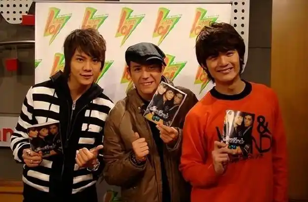 2005年,关智斌因个人发展,选择离开组合.