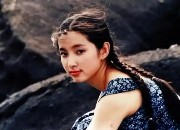 从县城教师到国际巨星,51岁李冰冰近照堪比少女,单身果然养人