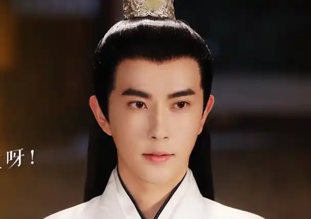 于朦胧古装图片,当男星在古装剧中穿白衣:于朦胧五官精致,林更新肩膀