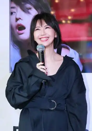 孙燕姿短发红唇美艳动人! 半穿收腰长裙微露锁骨, 踩皮靴秀小细腿