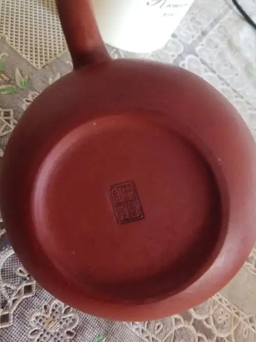 我有个用了二十多年的壶,壶底刻中国宜兴四方形印章,请问现在值钱吗?