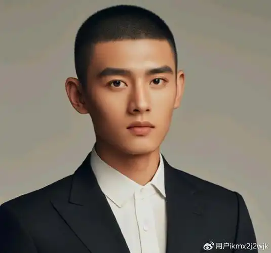 超短小寸头的发型迎合了这一需求,将短发的优势发挥到极致.