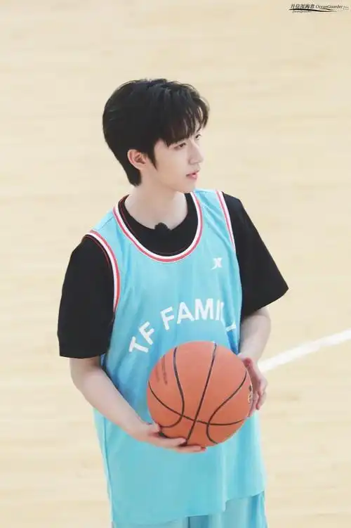 打篮球90很棒的帅气学长"@时代少年团-贺峻霖#贺峻霖夏季运动会路透