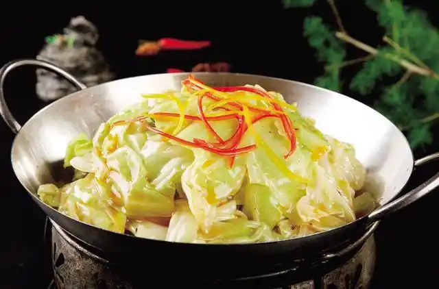 美食大厨教你:"干锅包菜"的家常做法,香脆爽口,口感嫩滑