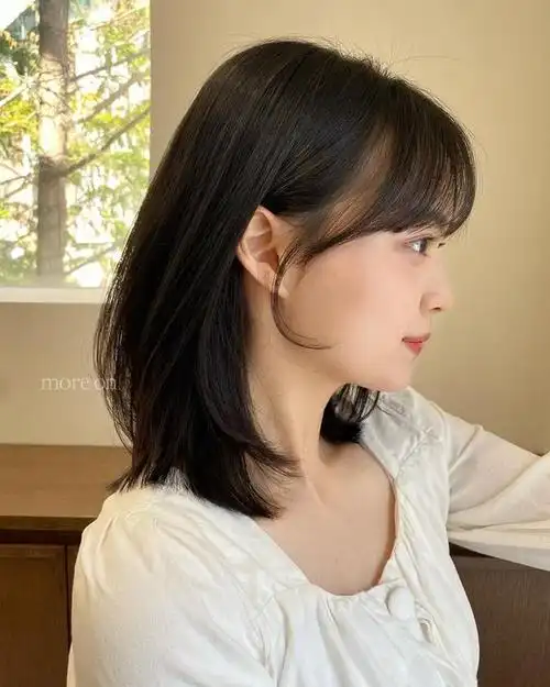 在本文中,我们将探讨四种热门发型:层次短碎发