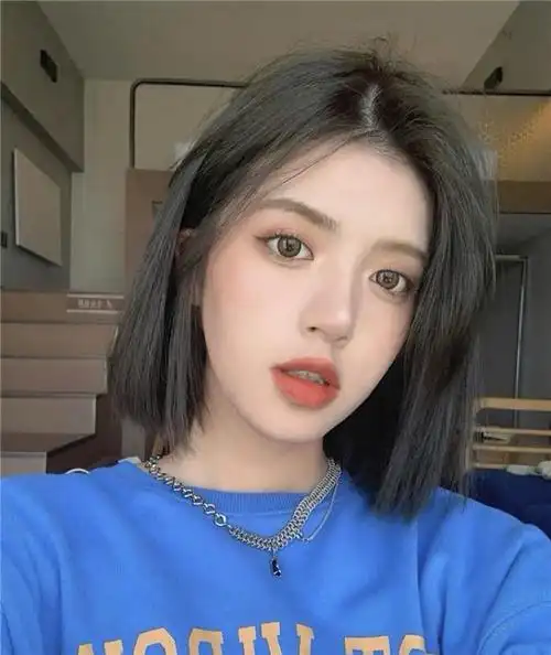 "黄头发"早就没人染了,2021年流行这几种发色,时髦显白又高级