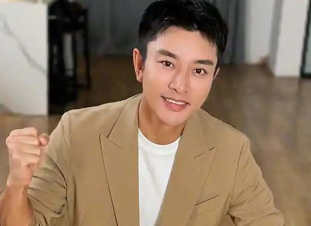 贾乃亮40岁生日甜馨送奖杯认证最好爸爸父女模样似复制粘贴