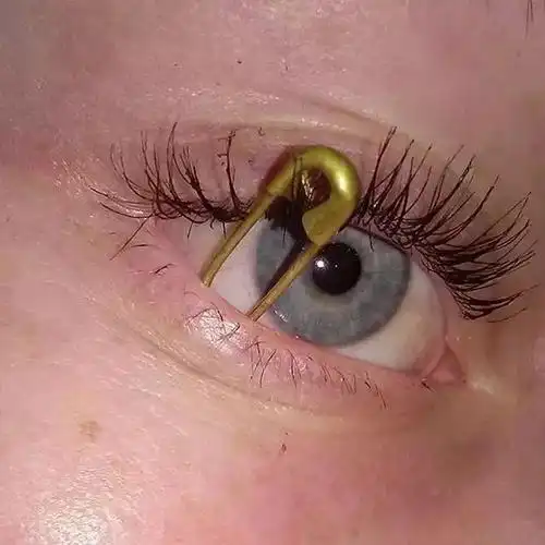 美国女生玩眼睛,各种东西塞进去