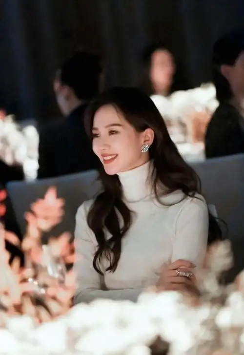 近日,刘诗诗又发出了一组活动图,只见她穿着撞色高领条纹上衣,真的太