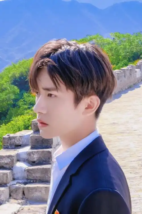 易烊千玺侧颜照小合集 下颌线"杀人"事件正在上演