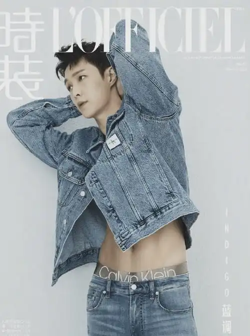 在ck短裤上面,张艺兴的腹肌结实而富有线条感,完美人鱼线让人表示!