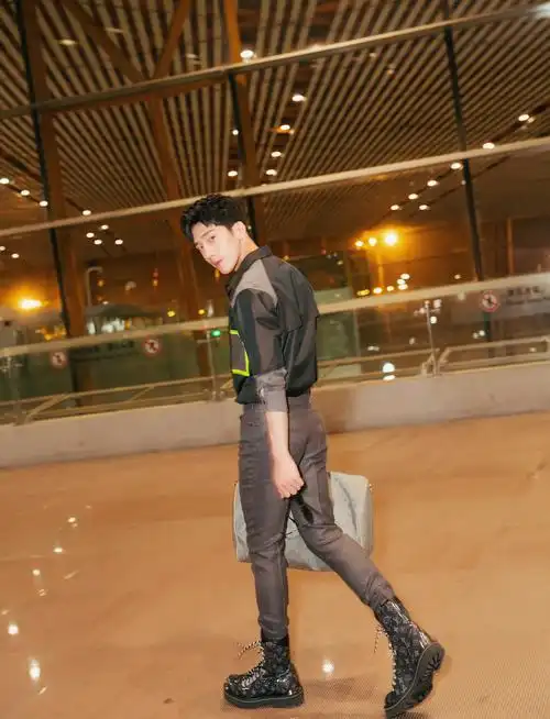 井柏然第四次亮相巴黎时装周 以轻松惬意的姿态邂逅浪漫与时尚