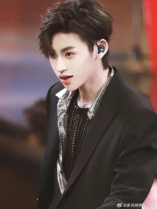 快乐小狗已上线～终于可以看到我们帅气的制作人,歌手@小鬼-王琳凯啦!