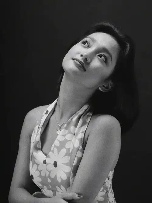 周迅19岁旧照美到我了!穿挂脖裙配短发变身小狐狸,颜值圈内少有