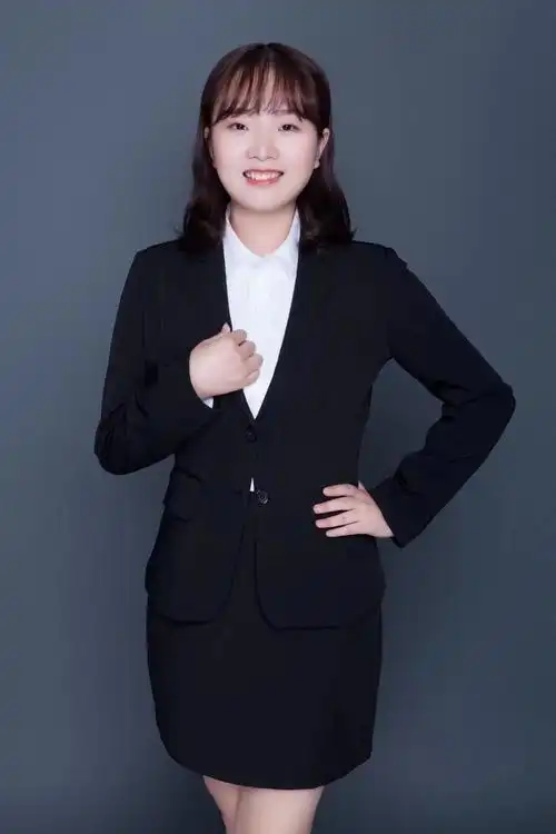 伍颖形象照 (2).png