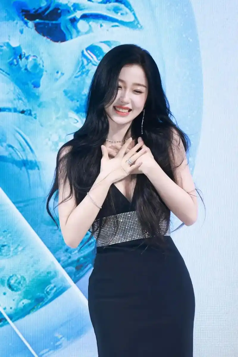 虞书欣esther #明星出圈的惊艳瞬间 #路人镜头的女明 - 抖音