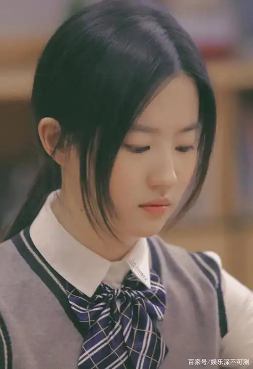 神仙姐姐刘亦菲清甜校园风穿搭完美诠释少女的清纯唯美