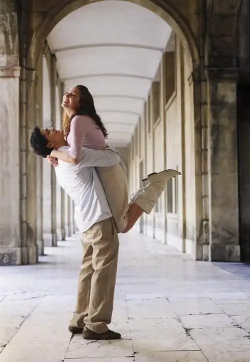 西方人,两个人,抱,笑,微笑,露齿笑,竖图,室外,白天,侧面,爱情,度假,美