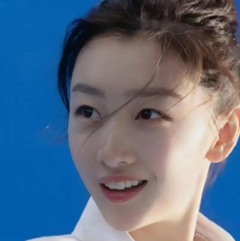 周冬雨担任上影节评委和北影节评委,年纪轻轻就有这么扎实的履历,在同