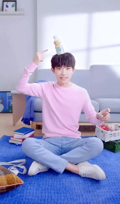 来学学易烊千玺的粉色系穿搭~_衣服