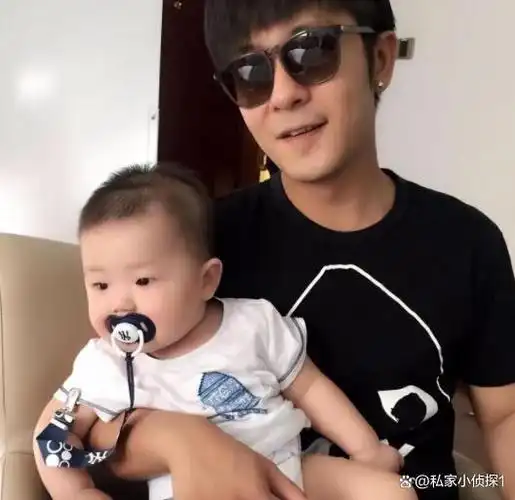 亲妈和干妈全是导演耗时数十年都没捧红他却在娶妻改名后走红