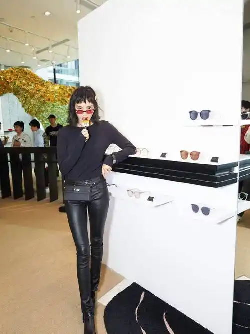 辣妈赵丽颖在线种草,霸气皮裤带起反季节风,夏天就要"皮"一点_皮衣