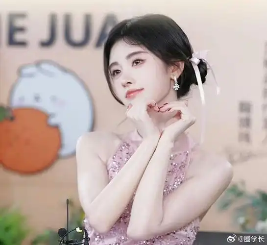 鞠婧祎直播#粉嫩嫩甜蜜蜜的小公主向你比心7815快来接受吧~鞠姐