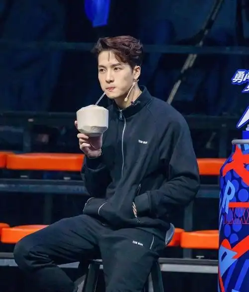 175cm王嘉尔很会穿,轻松切换不同风格,这三种组合精致时髦__财经头条