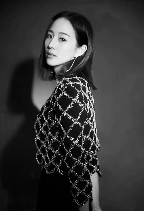 张钧甯剪裁利落短上衣加黑色西装裤显优雅成熟,整体造型简约利落_新浪