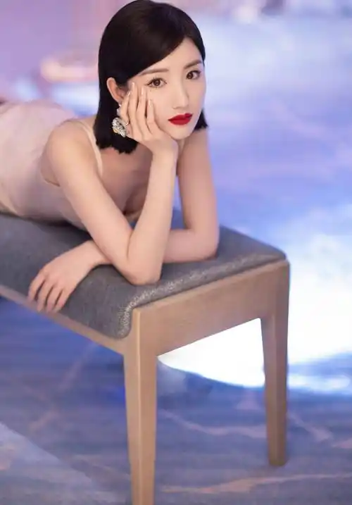 毛晓彤齐胸连衣裙性感写真