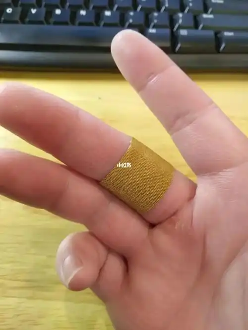 贴上创可贴,有种被呵护的感觉,裂口没那么疼了.