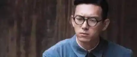 原创看了杨洋李现陈伟霆嘉伦的军装照后谁会让你产生一种心动的感觉呢