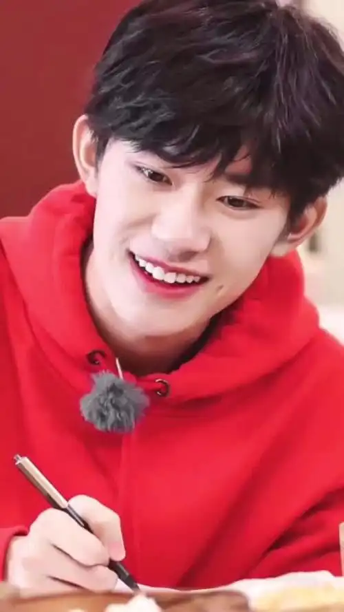 易烊千玺,千玺的梨涡笑,真的很治愈!