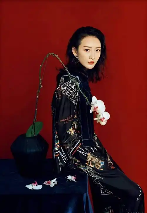 37岁王鸥穿搭真高级,完美倒三角身材实力撩人,网友:这穿搭模仿不来