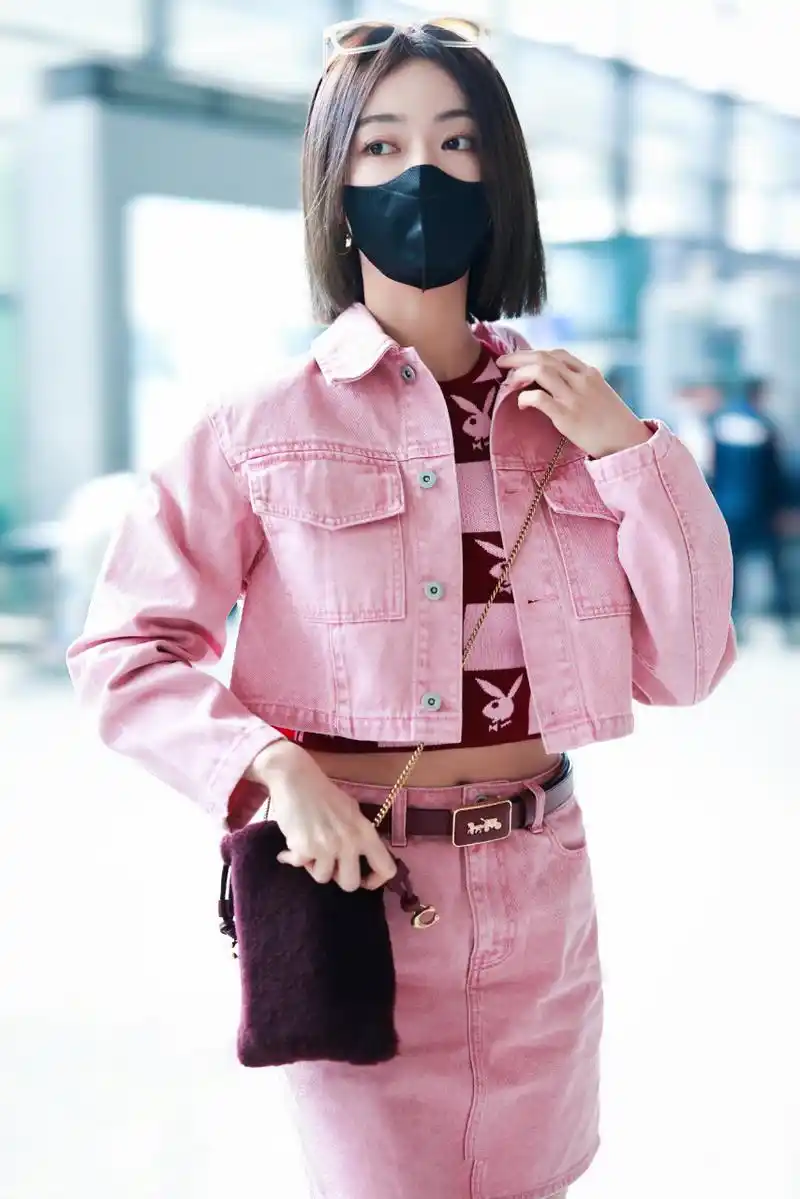 吴谨言机场街拍,粉色牛仔夹克 牛仔半裙 红色穆勒鞋活力满满!