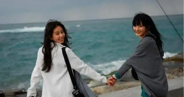 刘诗诗和杨幂旧照合影曝光,刘诗诗没变,网友怀疑杨幂变了模样