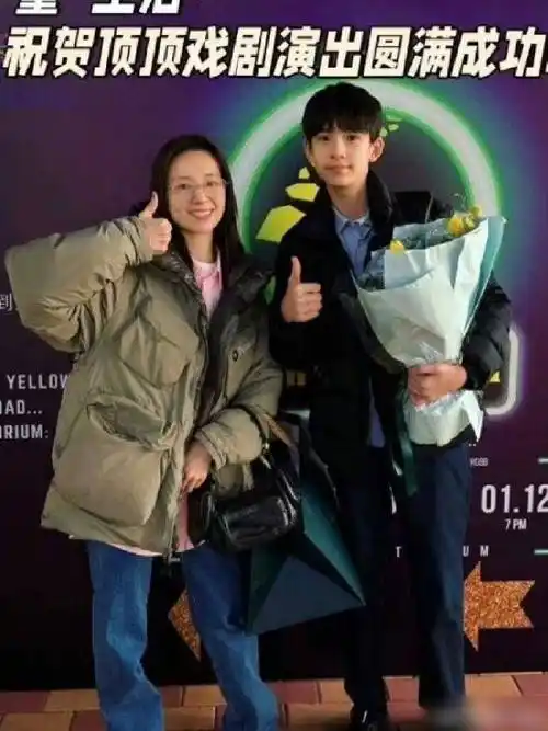 董洁15岁儿子近照曝光,与妈妈同站像姐弟,五官和爸爸一点都不像_变化