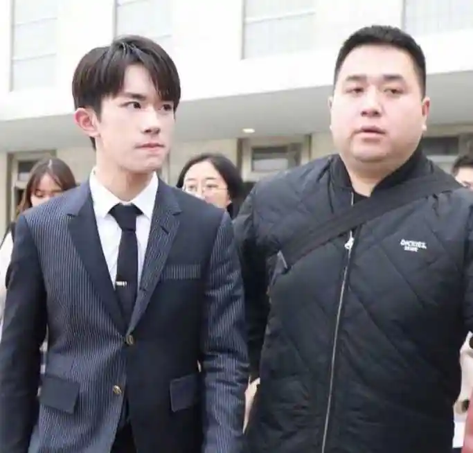 易烊千玺和助理胖虎的那些事,总有这样一个人愿守护你到天涯海角