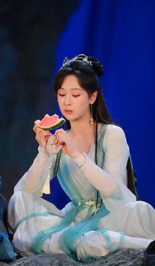 杨紫新剧杀青,晒剧照表情包庆祝,评论激动留言喜悦难掩_照片_沉香