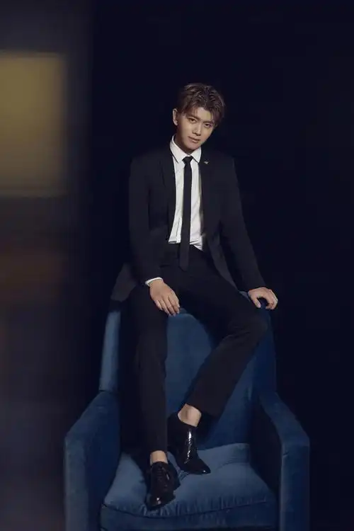 明星爱大牌:任嘉伦黑色西装亮相时尚活动 演绎经典型男风范