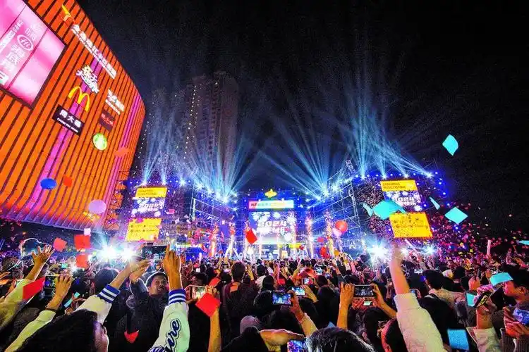 "……跨年之夜,在百色爱琴海光芒音乐节现场,欢呼声伴随音乐热浪不断