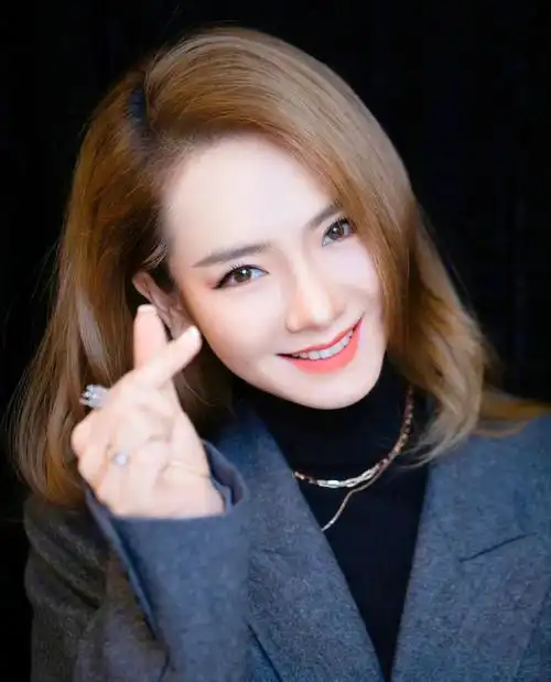 戚薇,清新灵动,娇俏妩媚的写真照!__财经头条