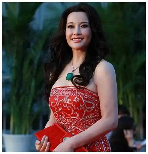 历史厂花遭抢风头王心刚不满刘晓庆登场68岁依旧耀人眼目