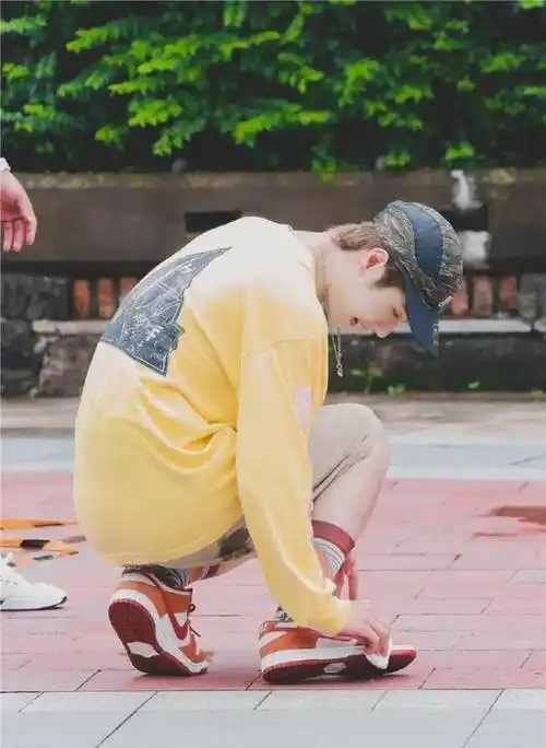 王一博擦鞋,肖战擦脚,忘羡cp两人隔空神同步_照片_鞋子_机场