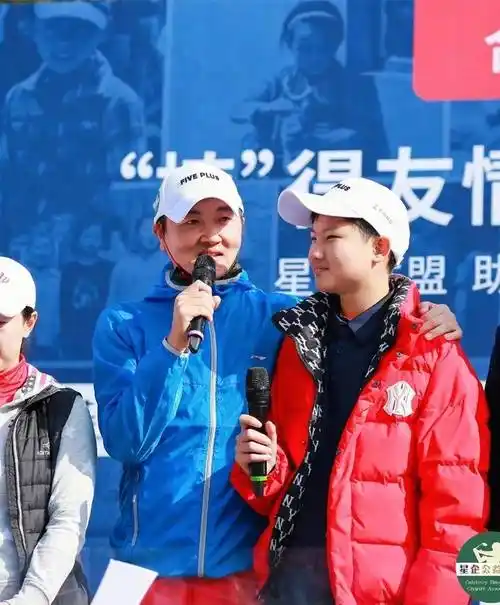 孙楠和儿子罕见合体现身,15岁孙苝身高快超爸,父子共用一张脸_运动