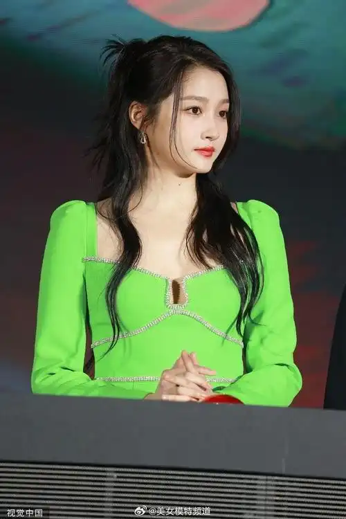 关晓彤绿色短裙造型释出好身材大长腿吸睛十足