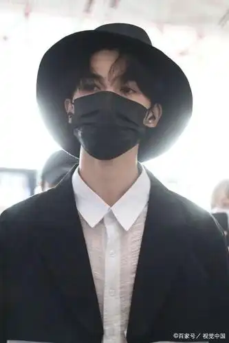 朱正廷戴圆帽眉宇间尽显帅气 一身黑白潮搭复古又时髦